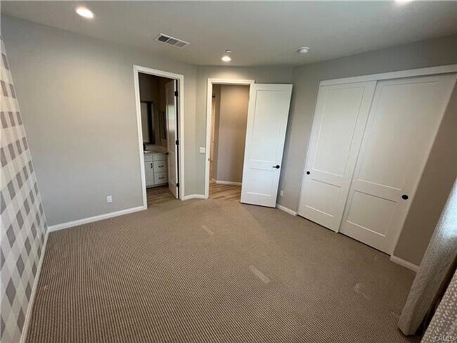 Building Photo - Welcome to this exceptional single-story 4-bedroom, 4-bathroom home!