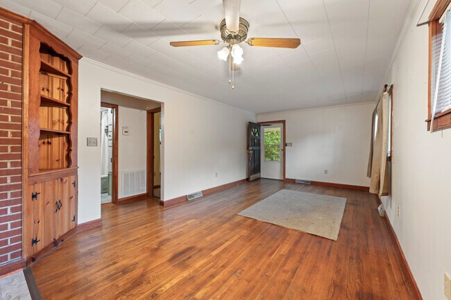 Building Photo - 515 Mile Long Rd
