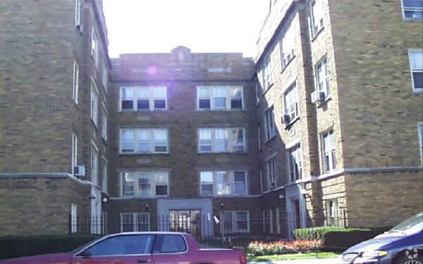 Building Photo - 2000 W Foster Ave