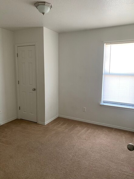 Building Photo - 2916 Ashley Dr