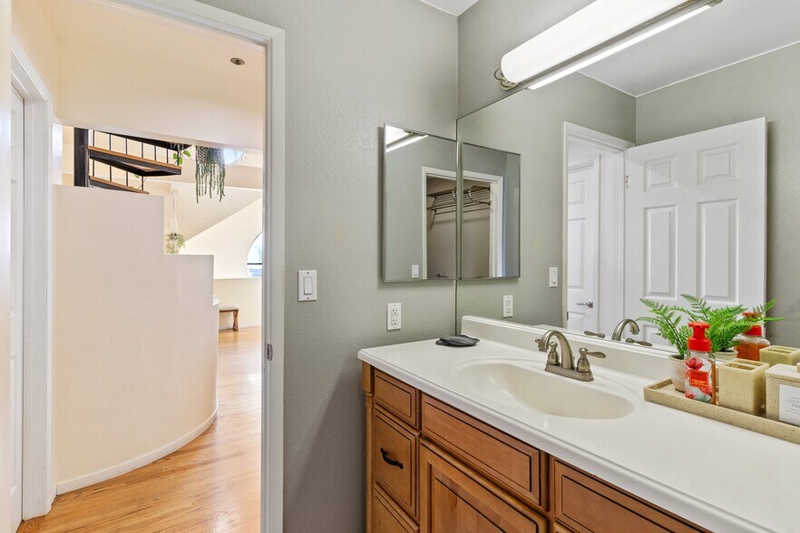 upstair bathroom - 34 Silva Ave