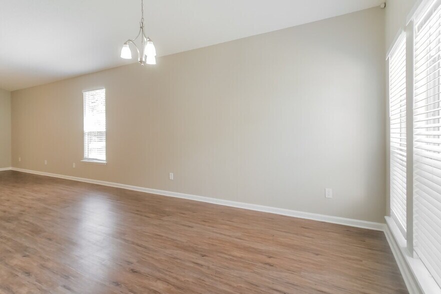 Building Photo - 2241 Blackstone Way