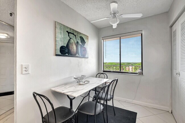 Building Photo - 6866 Huntington Ln