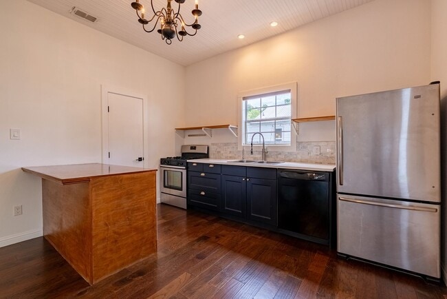 Building Photo - Urban Charm Meets Modern Living in the Heart of East Austin!