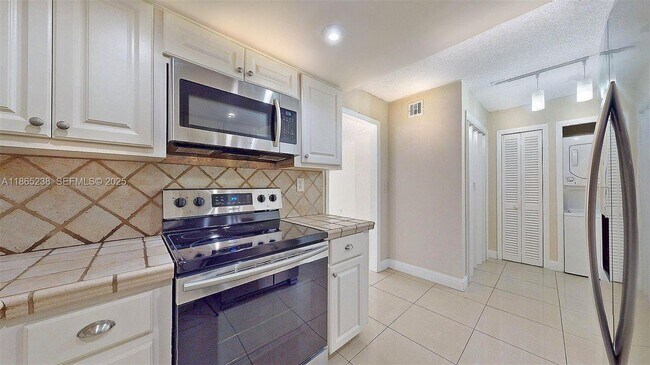 Building Photo - 13953 Kendale Lakes Cir