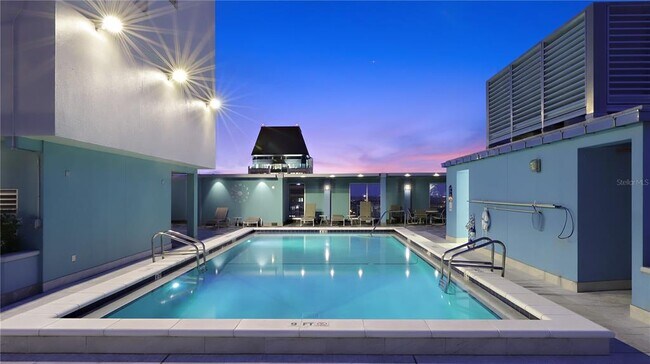 Building Photo - 1 Beach Dr SE