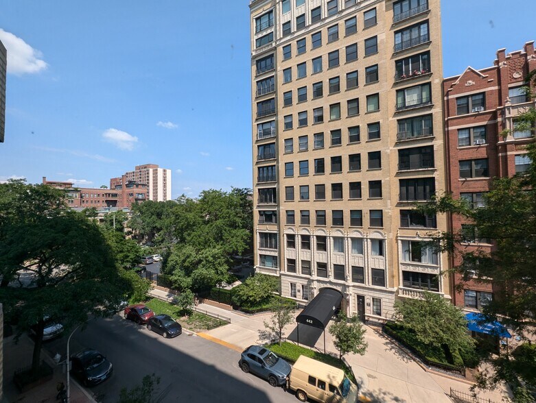 Building Photo - 429 W Wellington Ave