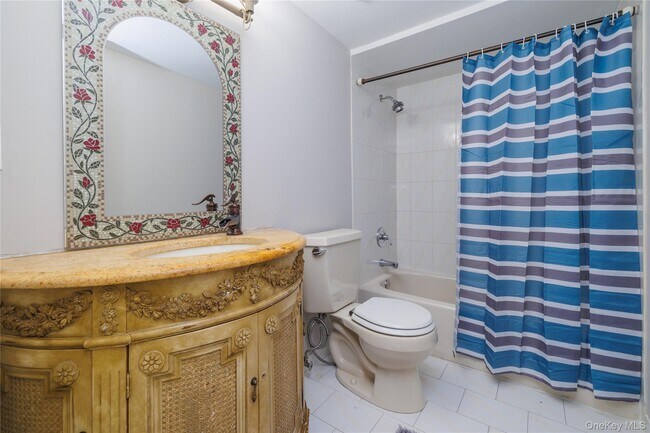 Building Photo - 277 W Broadway