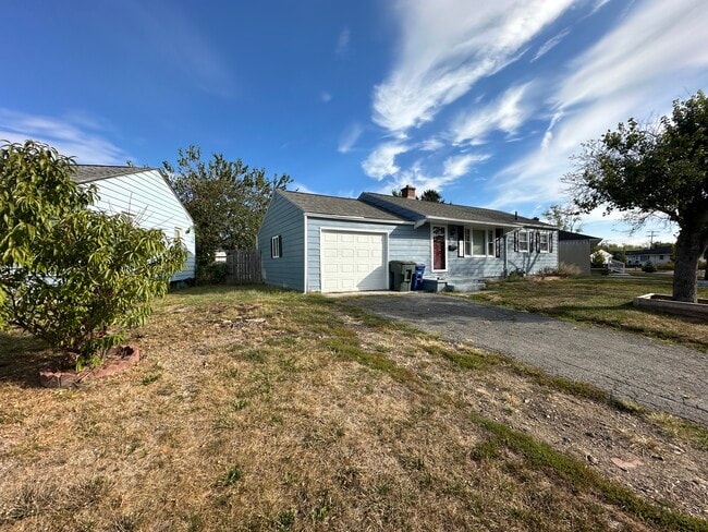 Garage/Driveway - 2296 Fenton St