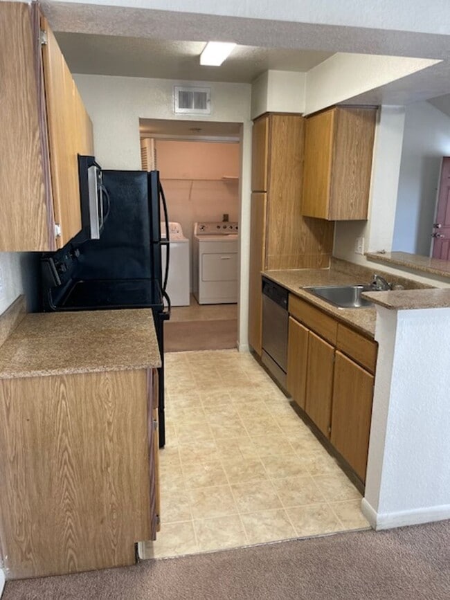 Building Photo - Lexington Place - 1134