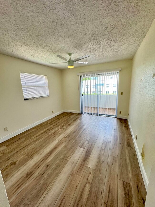 Building Photo - 460 Saxony Way