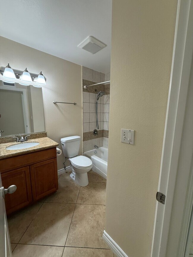 Building Photo - Must see !! 3 Bedroom Condo for Lease with a 1 Car Garage