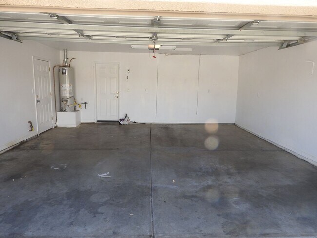 Building Photo - 3 Bedroom with large yard