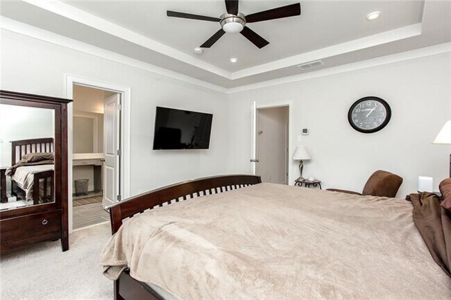 Building Photo - Large 3 Bedroom Luxury Townhome on Silver ...