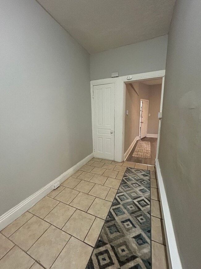 Building Photo - 654 W King St