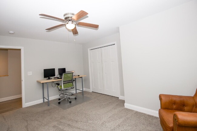 Building Photo - Charming 3-bedroom, 2.5-bath home nestled in the heart of Carthage