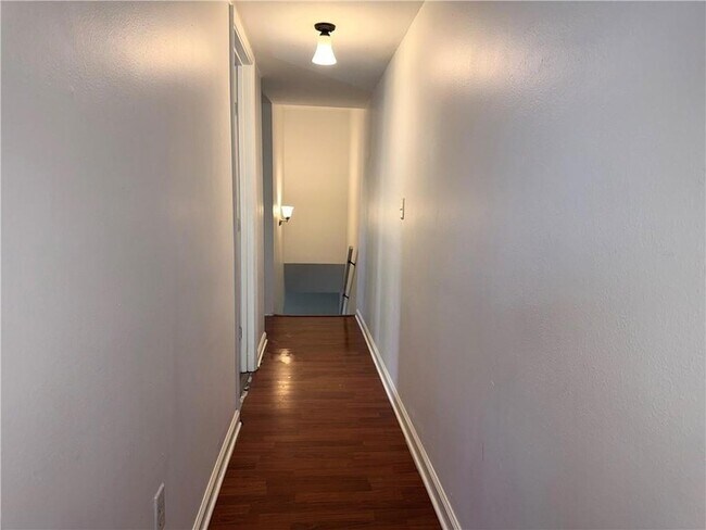 Building Photo - 7021 Yorktown Dr