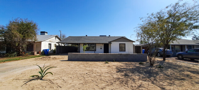 Building Photo - 1347 E Weldon Ave