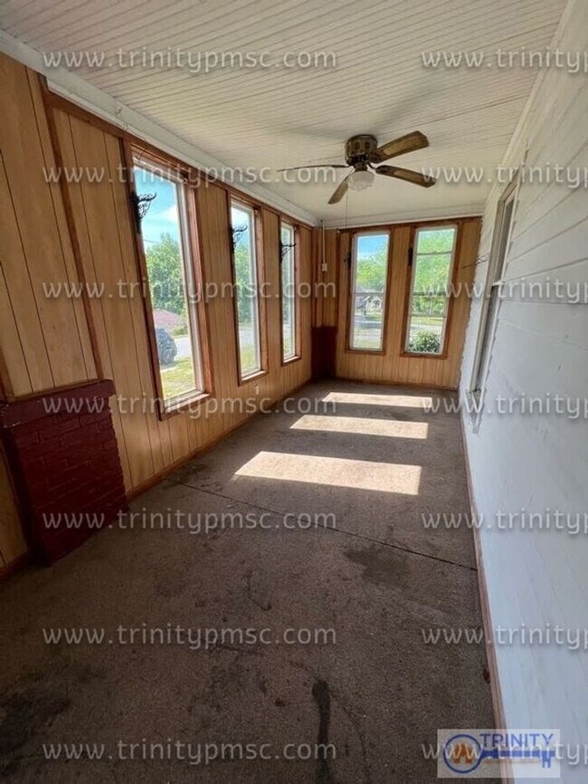 Building Photo - Huge 4 Bed House!