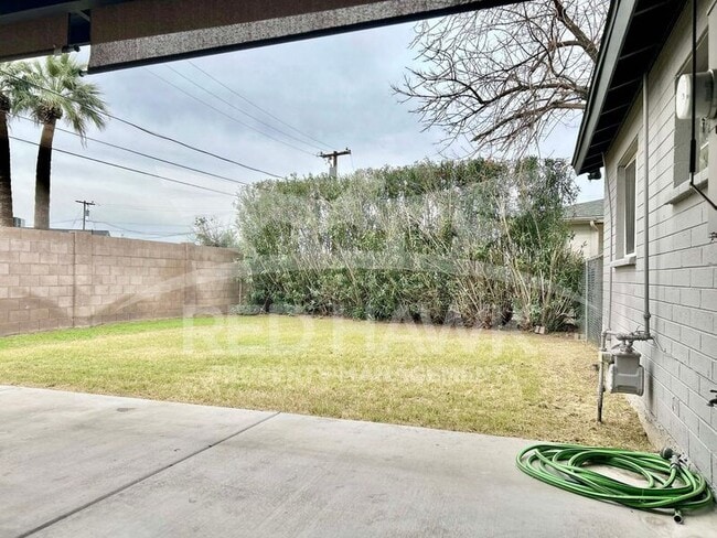 Building Photo - 909 W 17th Pl