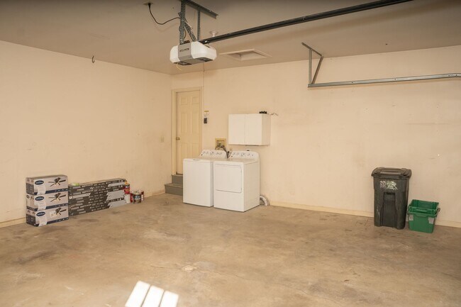 Building Photo - 922 Pinetree Way