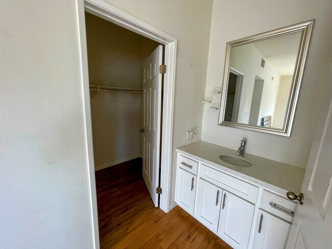 Building Photo - 1066 Everett Pl