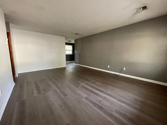 Building Photo - Single Family Home Close to KSU!