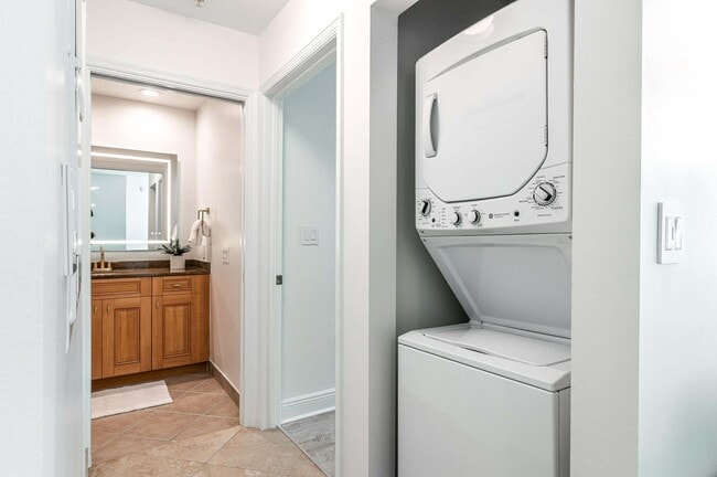 Building Photo - 347 N New River Dr E