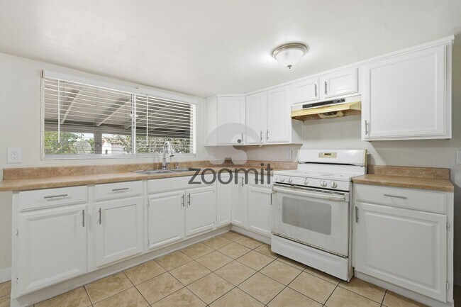 Building Photo - Welcome home to this beautifully updated 3-bedroom, 2-bathroom