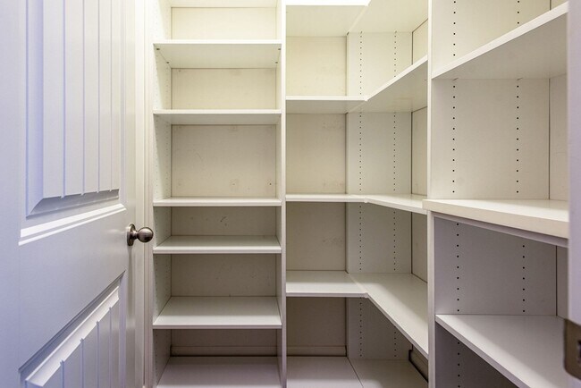 Building Photo - 9810 Glenmore Ln