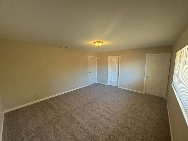 Building Photo - 3 bedroom 2 bath home available now!