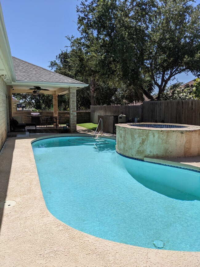 Building Photo - 105 Flathead Lake Dr