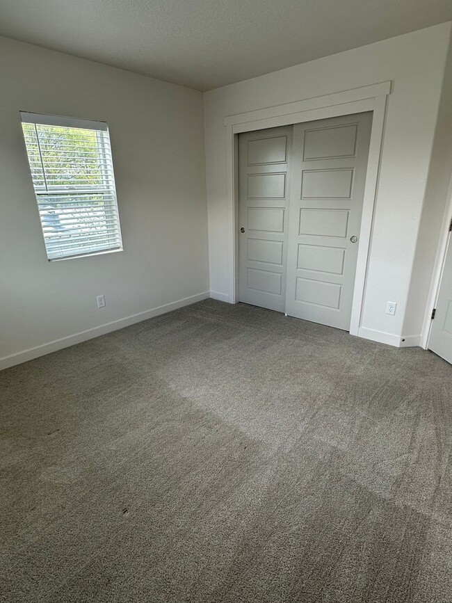 Building Photo - GET THE FIRST MONTHS RENT FOR FREE!!!