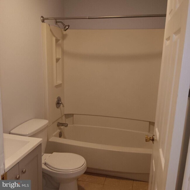 Building Photo - 1732 W Diamond St