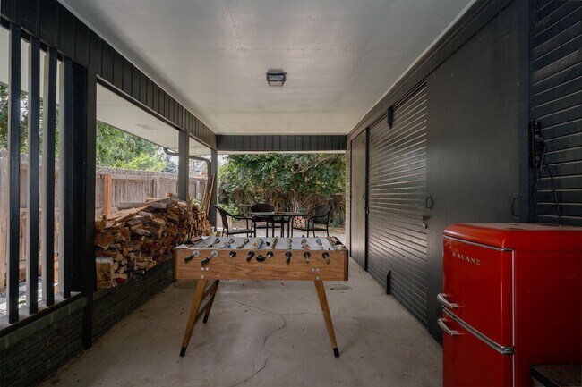 Building Photo - Chic 3BD, 3BA Mid-Century Home in Wheat Ri...