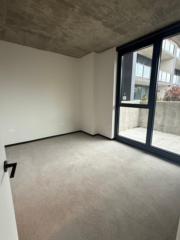 Building Photo - 1319 W Lake