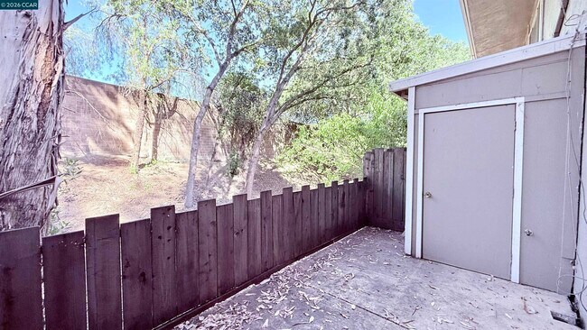 Building Photo - 394 Ilo Ln
