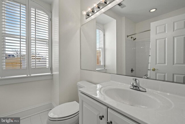 Building Photo - 128 Queen St