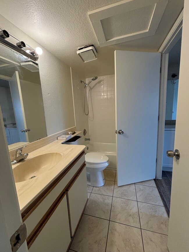 Building Photo - 1714 W Park Wood Ln