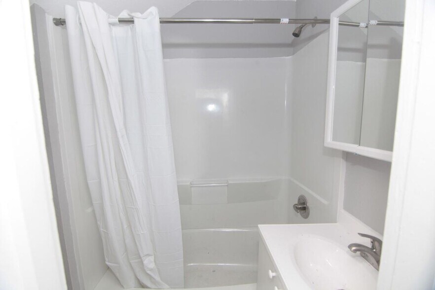 Building Photo - 526 21st St