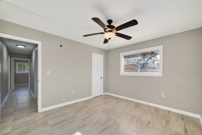 Building Photo - 7814 Pin Oak Dr