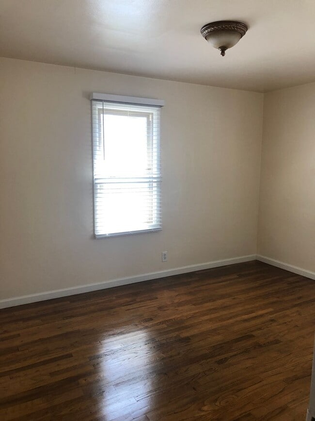 Building Photo - Comfortable 3 bedroom 1 bath
