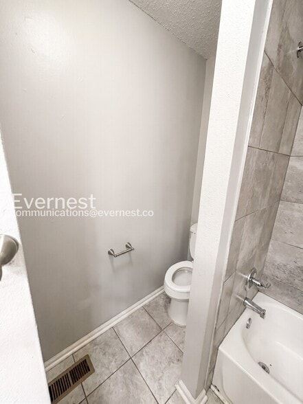 Building Photo - 1800 Labette Manor Dr