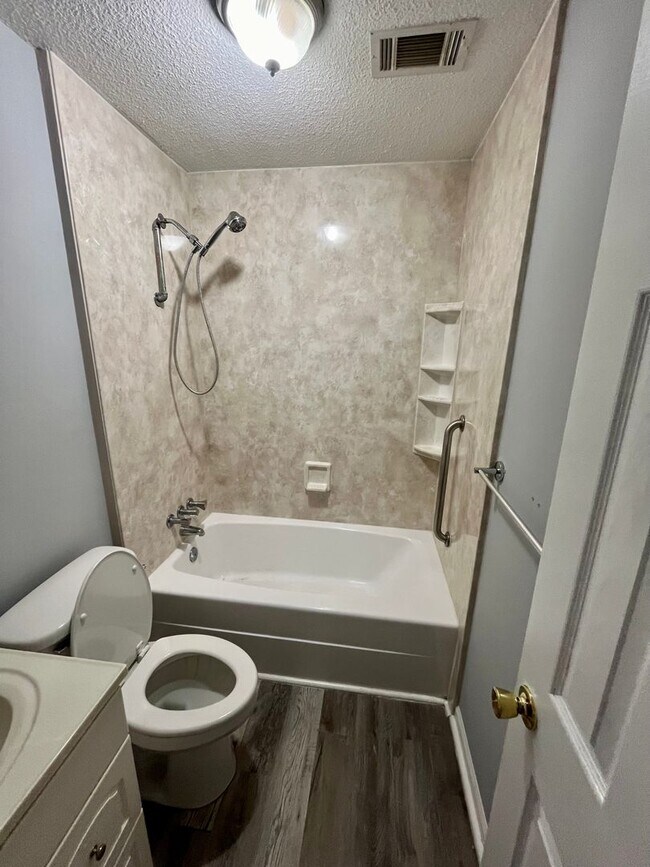 Building Photo - 3 Bed/2 Bath Home