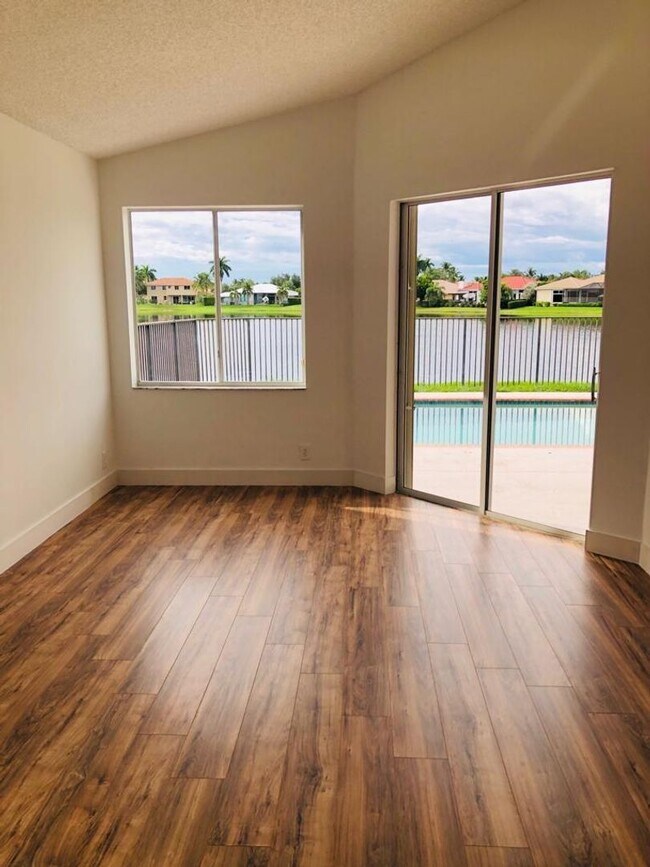 Building Photo - 2653 Oakbrook Dr