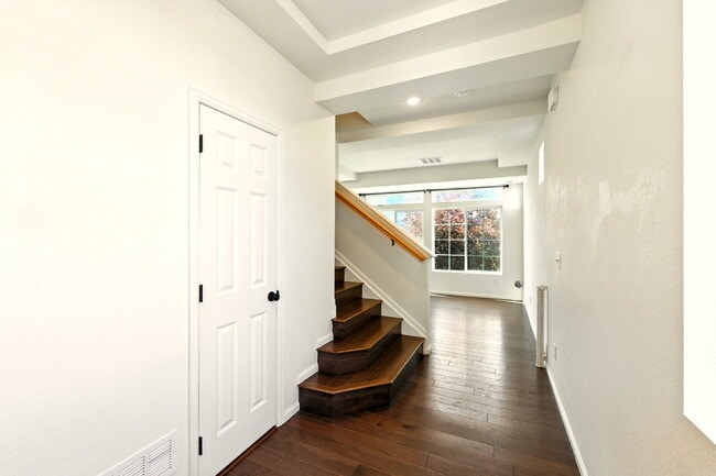 Building Photo - 3 Bedroom 2.5 Bathroom "Like-new" Single Family Home Immediately!