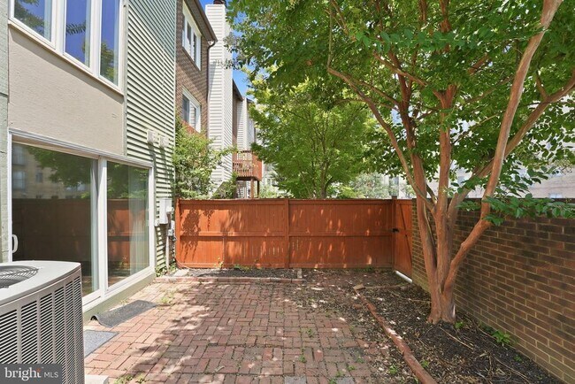 Building Photo - 975 S Taylor St