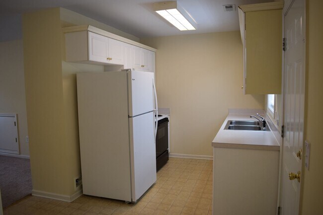 Building Photo - $1,150 | 2BR/1.5BA End Unit Townhouse – Sp...