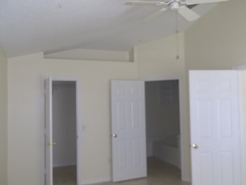 MASTER BED ROOM - 5422 NW Crista St