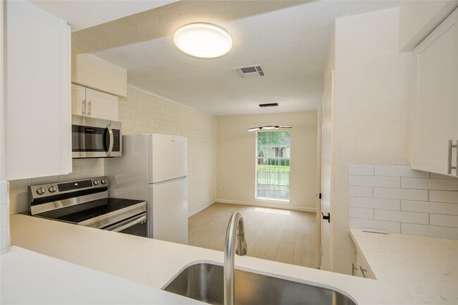 Building Photo - 12803 High Star Dr